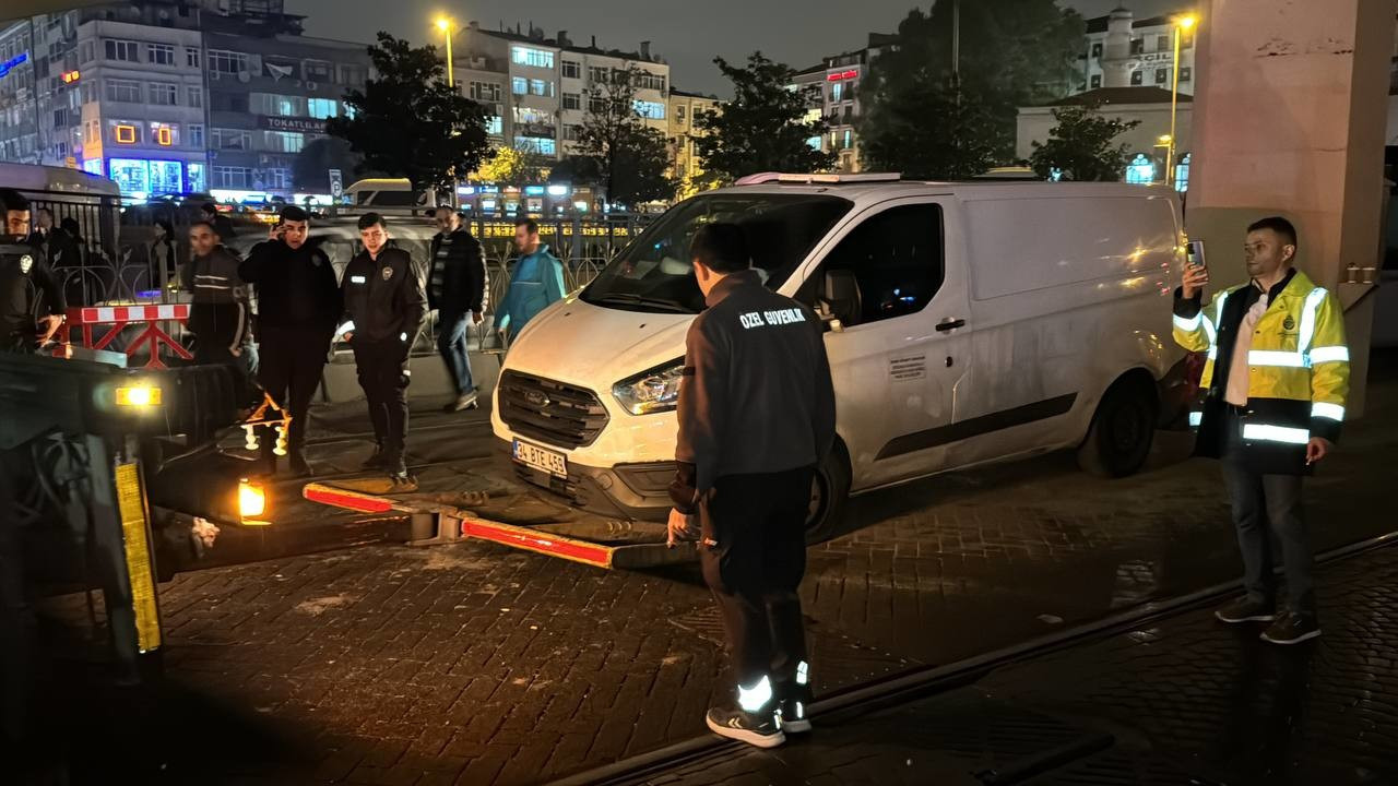 İstanbul'da tramvay yoluna giren araç nedeniyle seferler aksadı