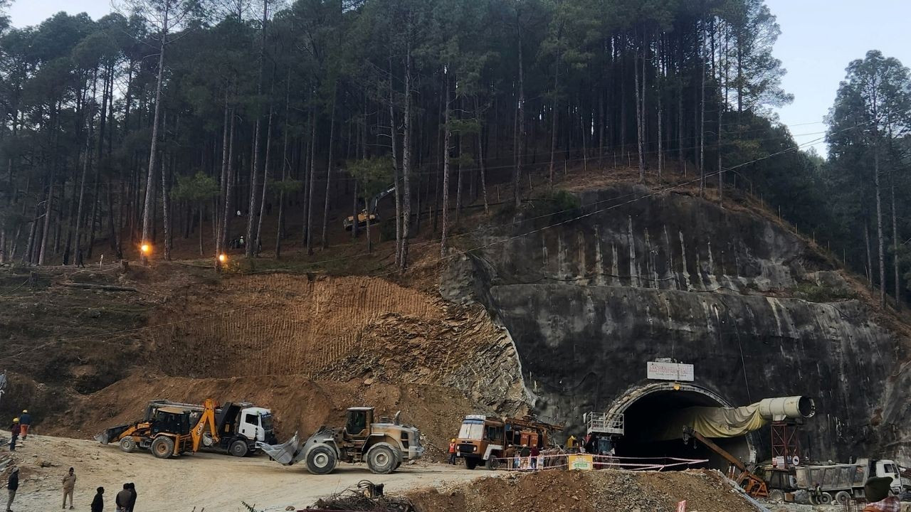 Tünelin çökmesi sonucu mahsur kalan 41 işçiye ulaşmaya 18 metre kaldı