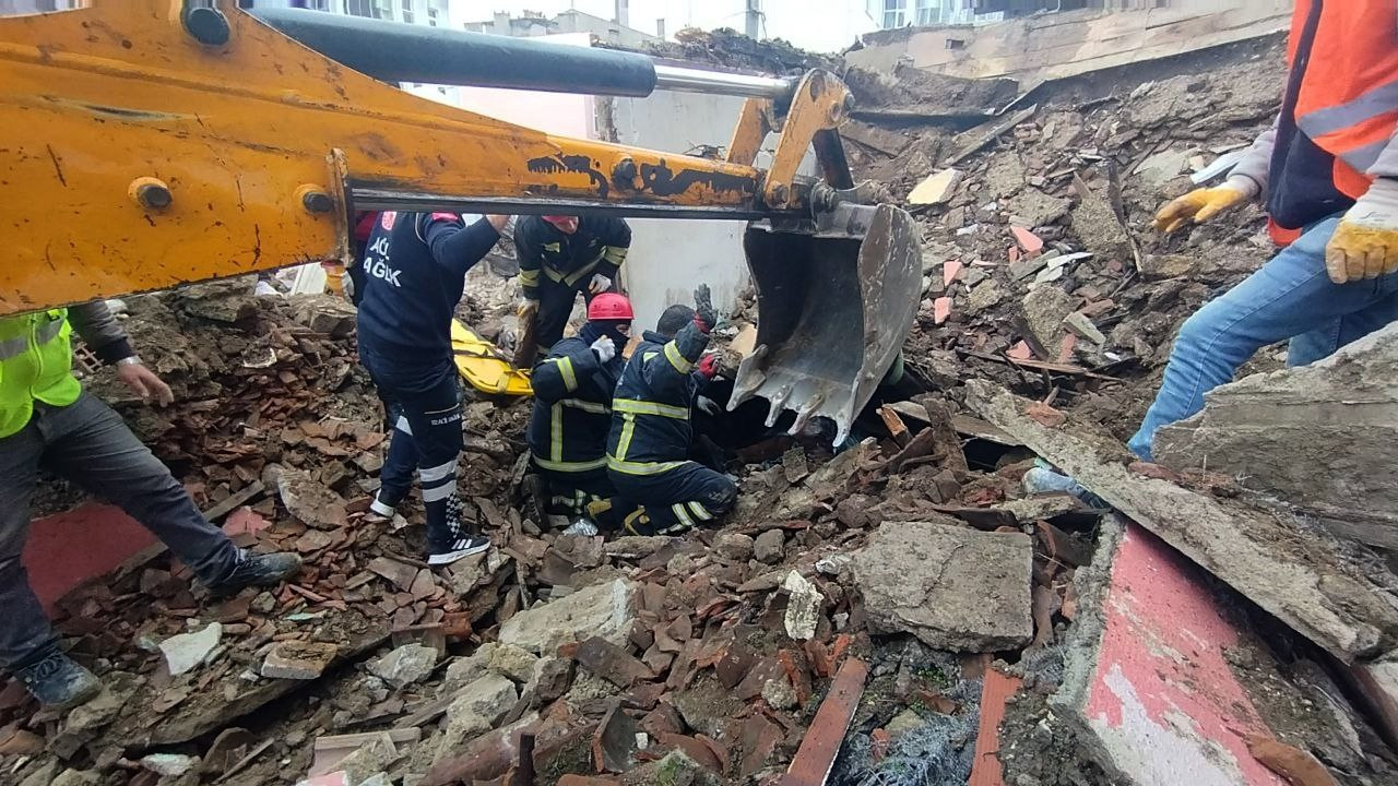 Hurda toplamak için girdikleri metruk ev çöktü: 1 ölü, 1 yaralı