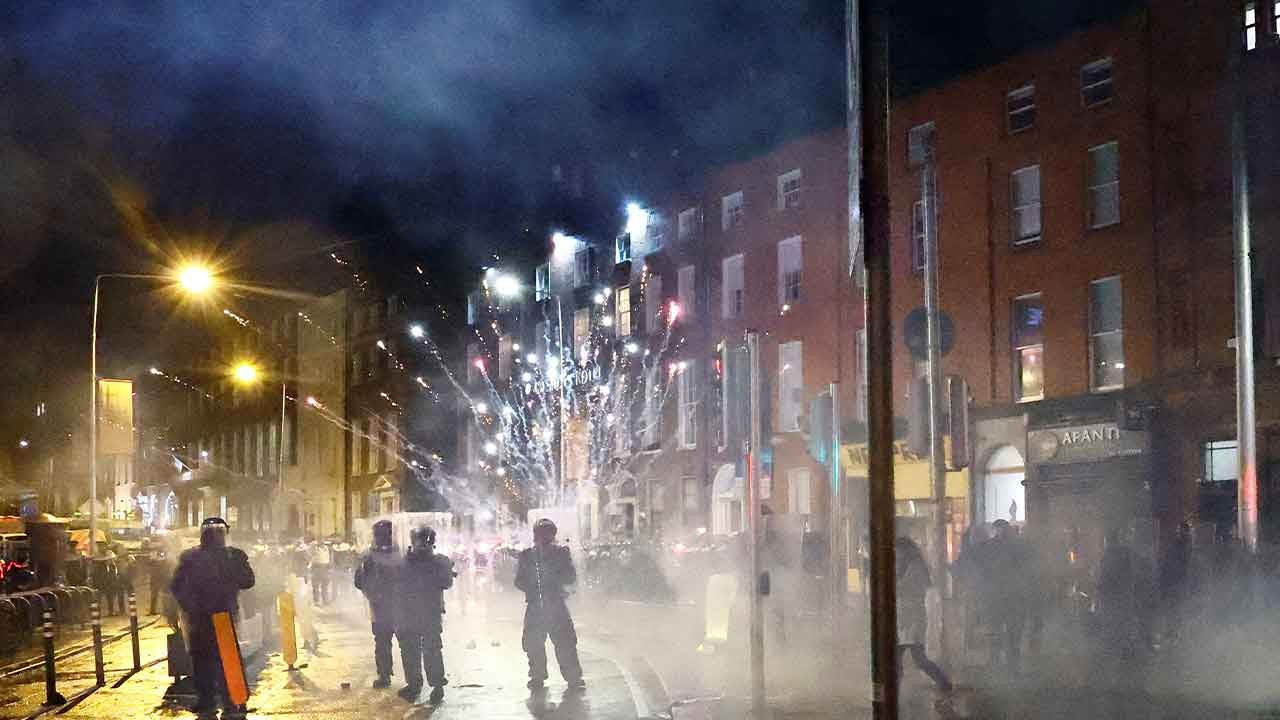 İrlanda'da bıçaklı saldırı sonrası şiddet olayları: 34 kişi gözaltında