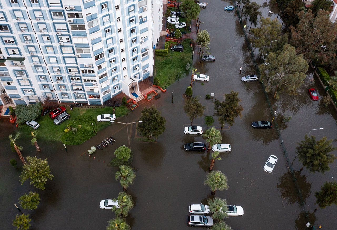 Şiddetli yağış ve fırtına: Tekneler battı, ağaçlar devrildi, araçlar suya gömüldü - Sayfa 4