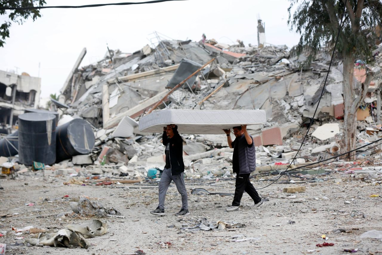 Anlaşmanın 3. gününde İsrail'in saldırıları sürüyor: Gazze'deki yıkım havadan görüntülendi - Sayfa 4