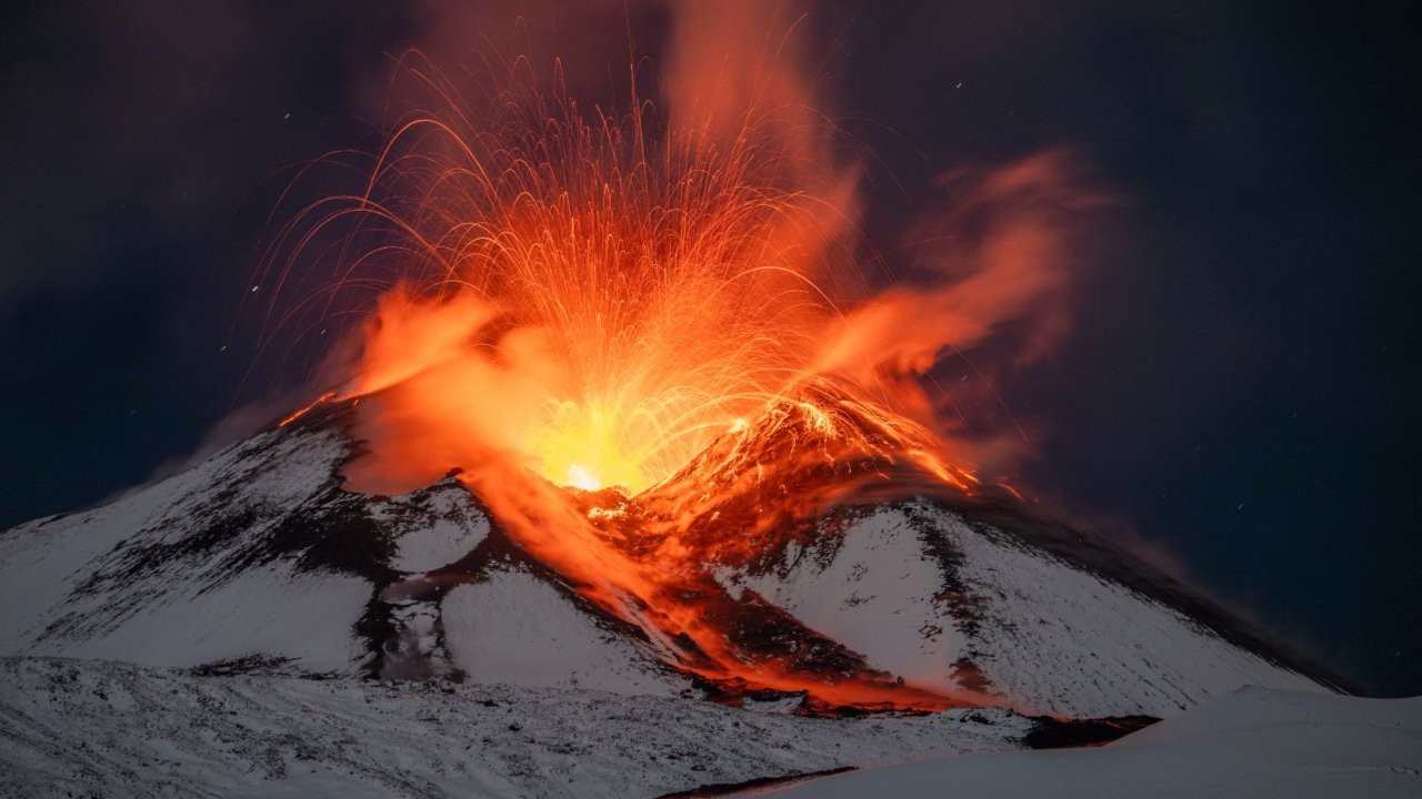 Etna Yanardağı bir kez daha kül ve lav püskürttü