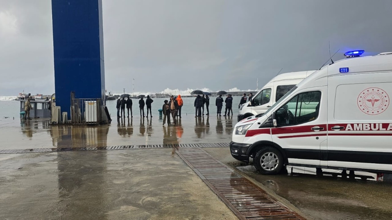 Trabzon'da deniz üssündeki konteyner içindeki askerlerle denize sürüklendi