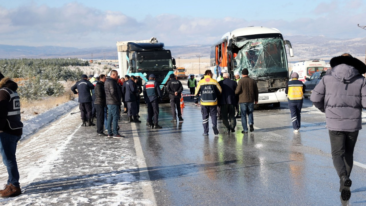 Otobüs ile tır çarpıştı: 1 ölü, 2 yaralı