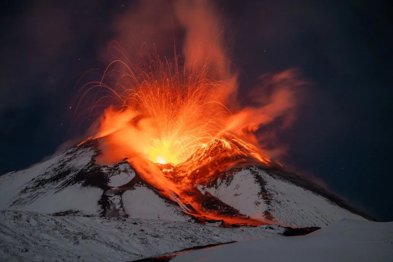 Etna Yanardağı bir kez daha kül ve lav püskürttü