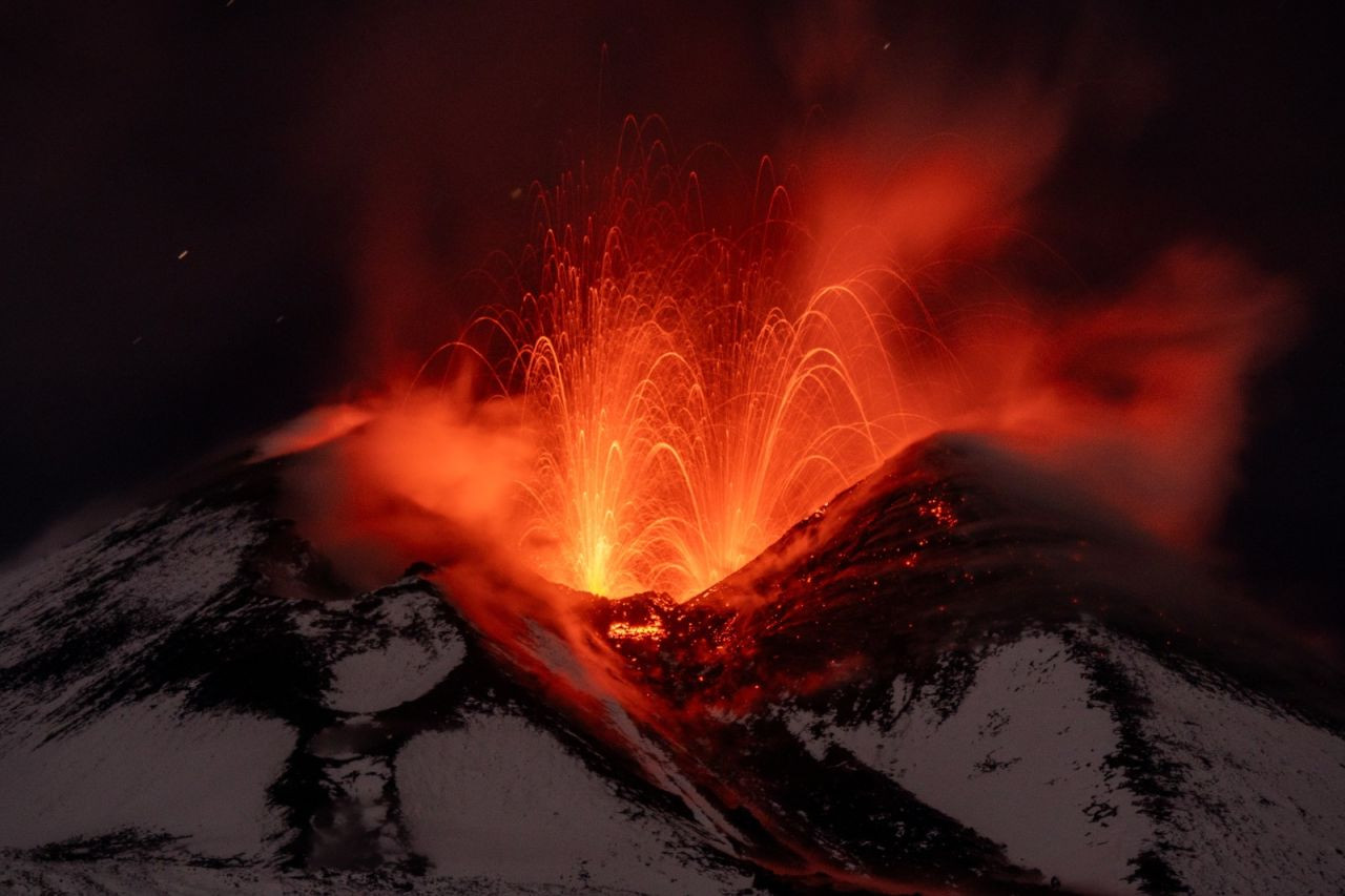 Etna Yanardağı bir kez daha kül ve lav püskürttü - Sayfa 4