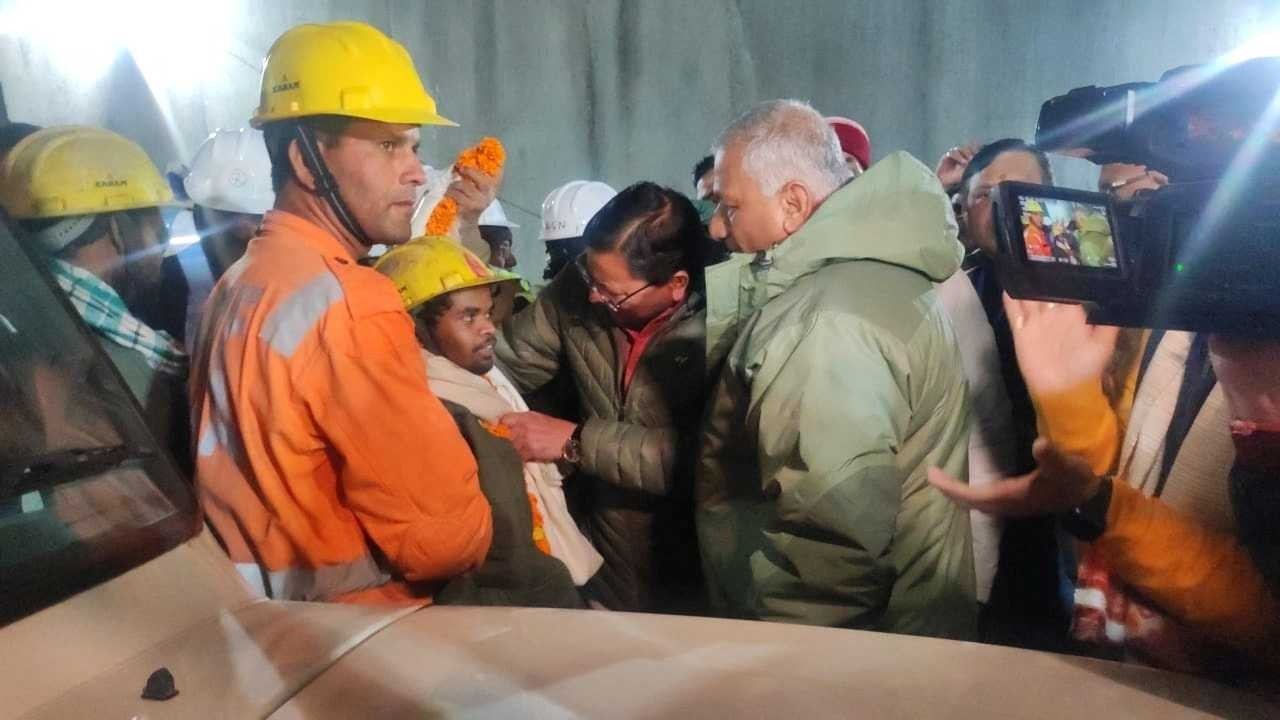 Hindistan'da tünelde mahsur kalan 41 işçi 17 gün sonra kurtarıldı