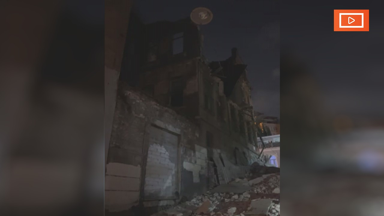 İstanbul'da yoğun yağış: Tarihi bina çöktü