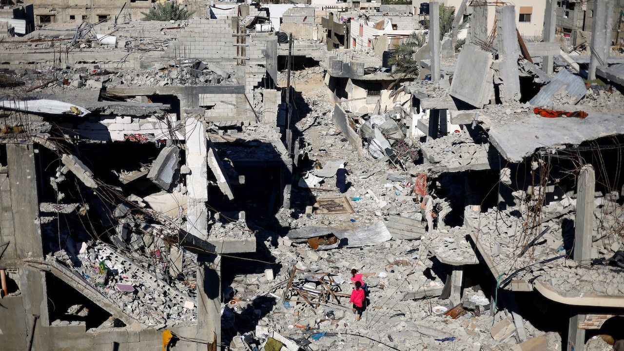 'Gazze'deki en küçük rehine ve ailesi İsrail saldırılarında öldürüldü'