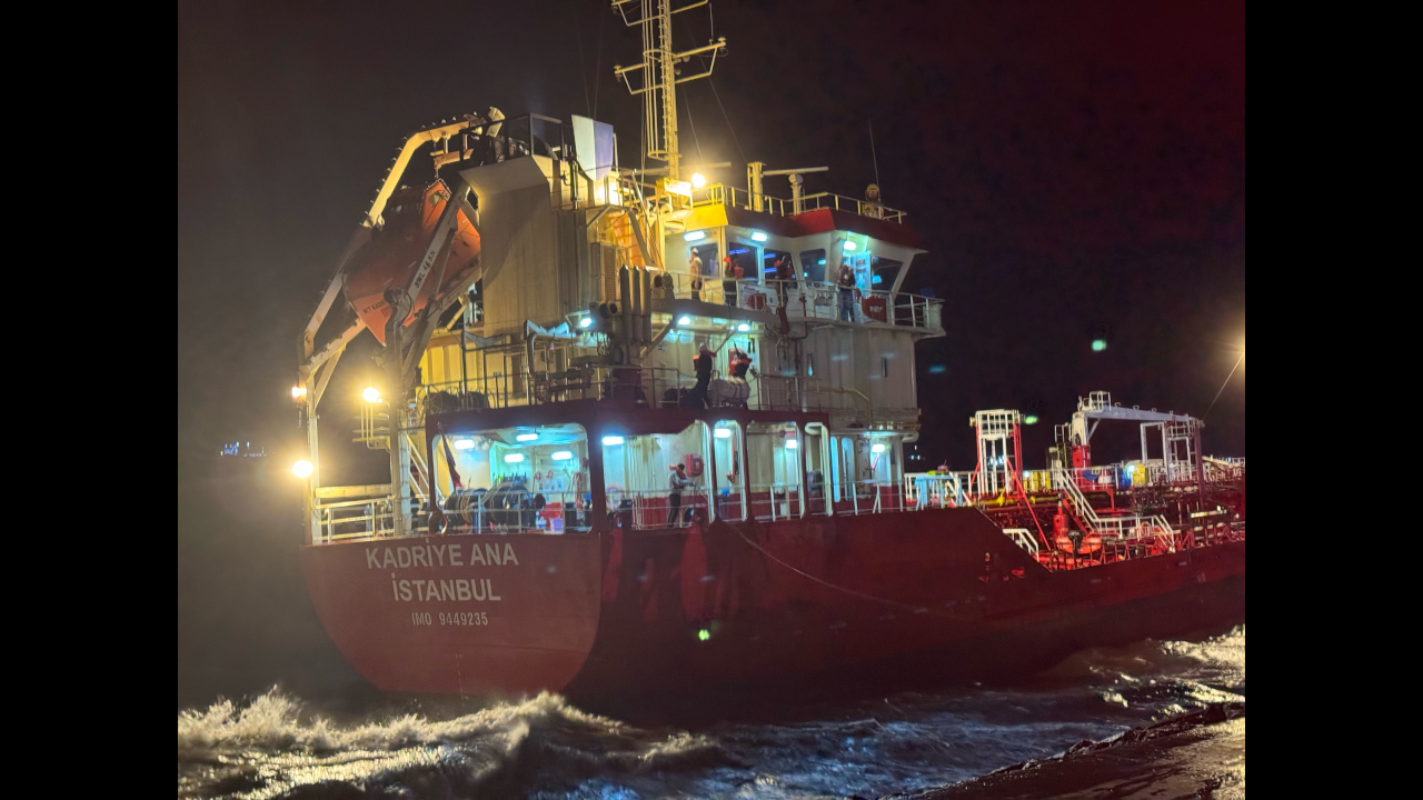 İstanbul’da fırtına: Bir tanker karaya oturdu, 1 tekne battı