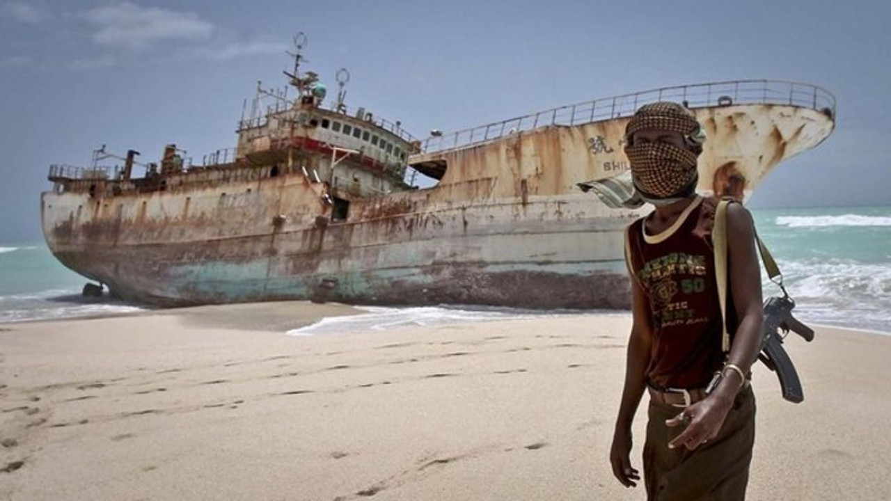 Somali açıklarında ticari gemiye baskın