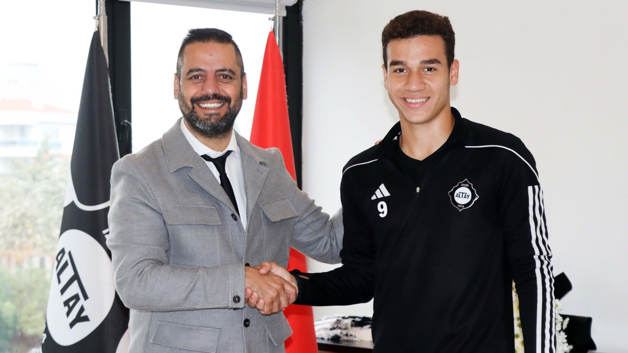 Altay, genç futbolcu Onur Yıldız'la profesyonel sözleşme imzaladı