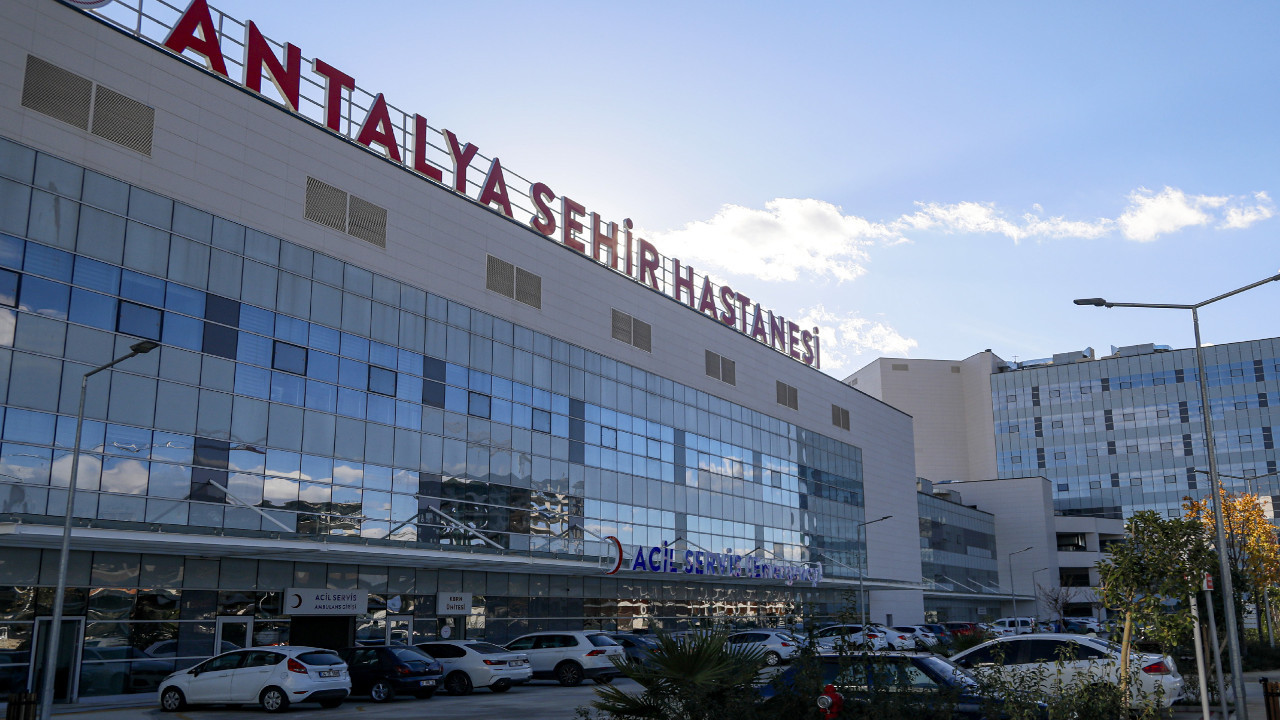 Antalya'daki şehir hastanesi temeline 718 izolatör konuldu
