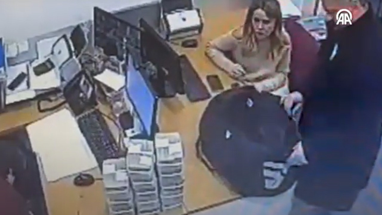 Güvenlik kamerası görüntüleri dosyaya girdi: Bankada para alışverişi
