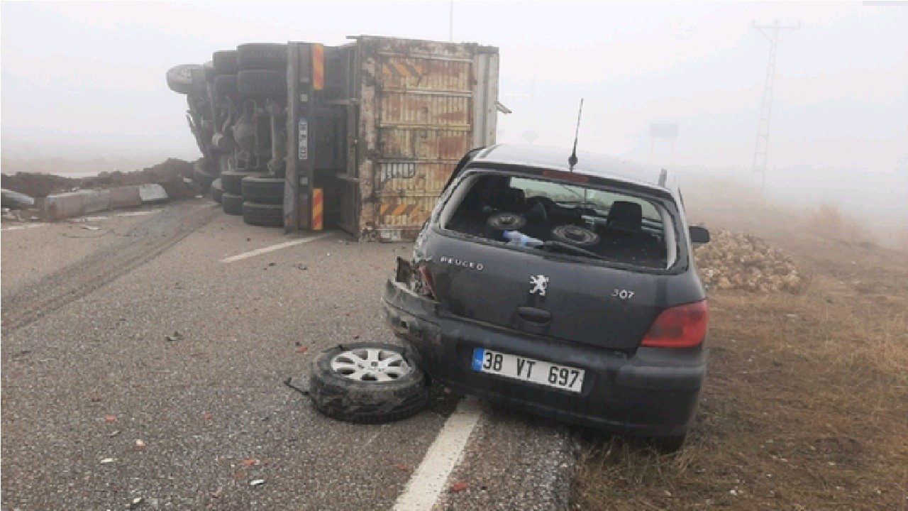 Kayseri'de kamyon otomobile çarptı: İki yaralı