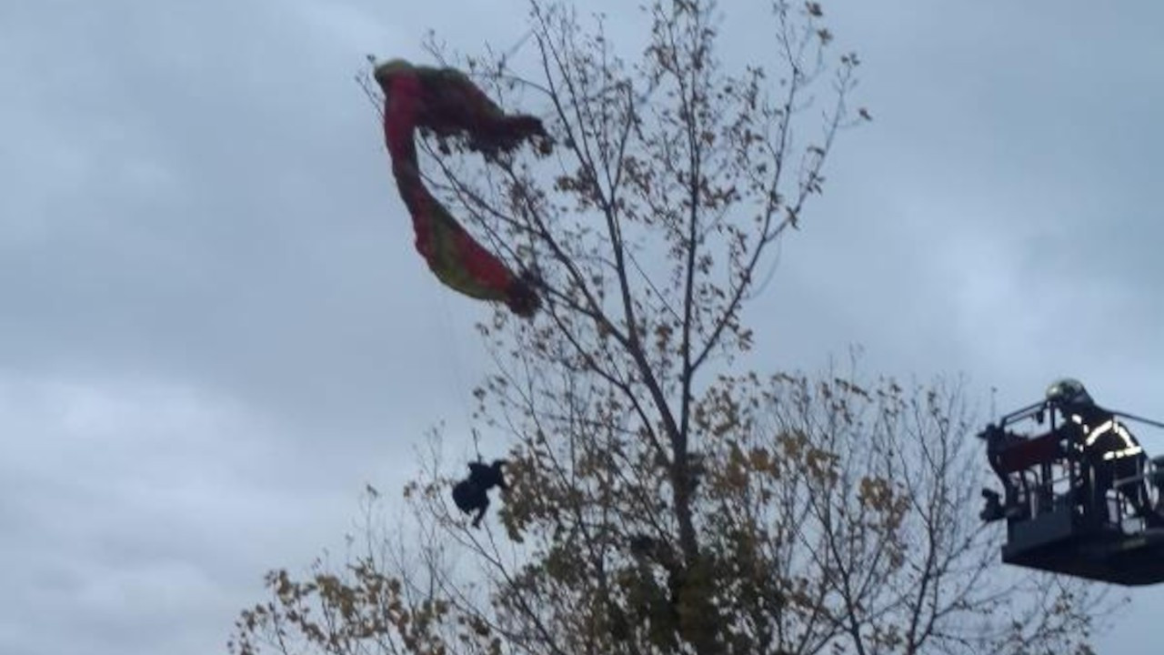 Yamaç paraşütçüsü ağaçta asılı kaldı