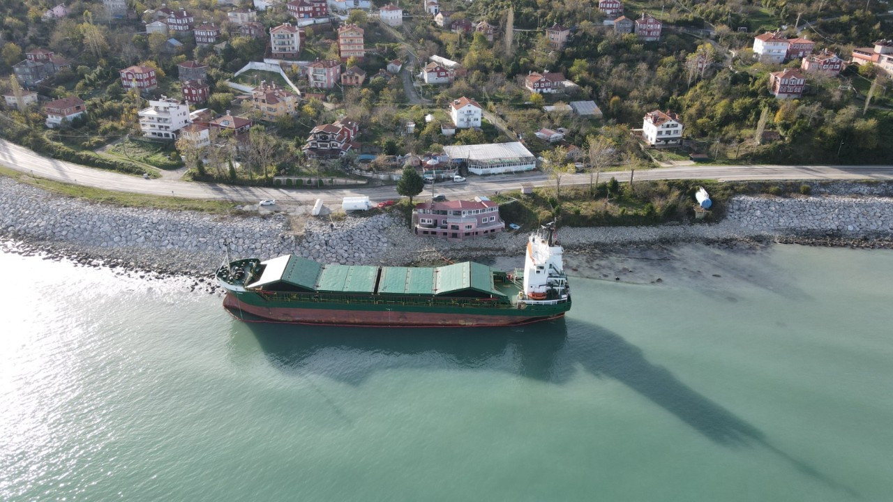 İnebolu'da karaya oturan geminin yakıtı tahliye ediliyor