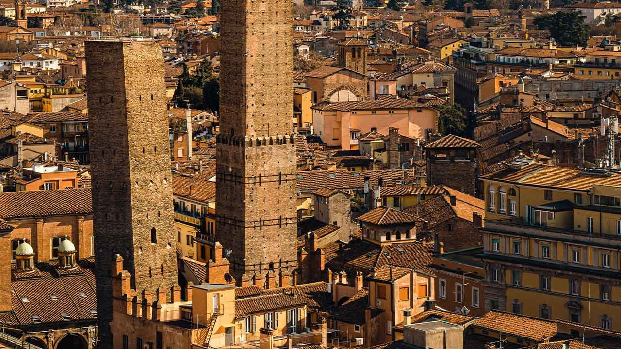 İtalya'nın Pisa'dan da eğik kulesinde tadilat: Yıkılma tehlikesi var