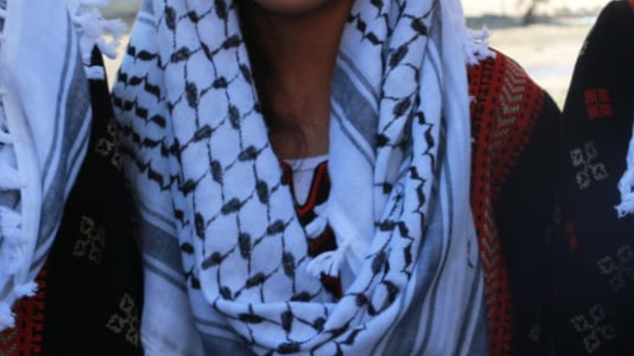 'Filistin şalı' gözaltına aldırdı
