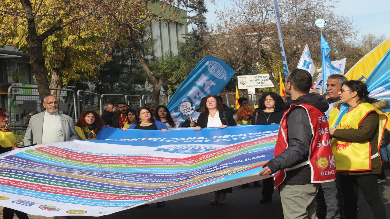 KESK Diyarbakır'da miting düzenledi: Pes etmeyeceğiz