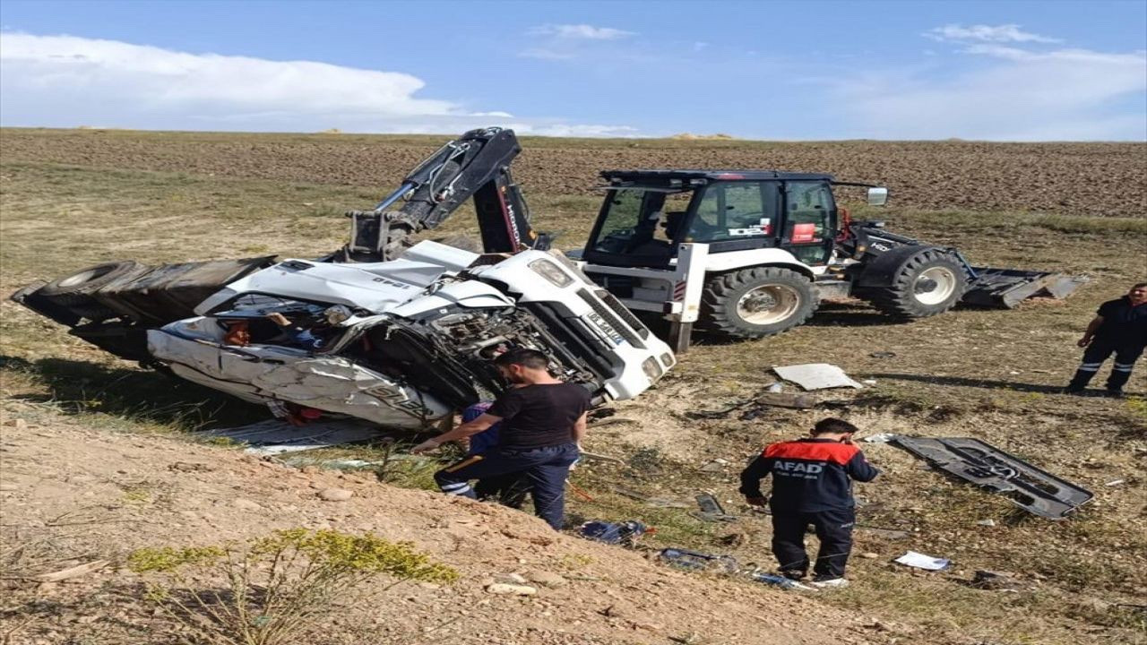 Ağrı'da şarampole devrilen tırın sürücüsü öldü