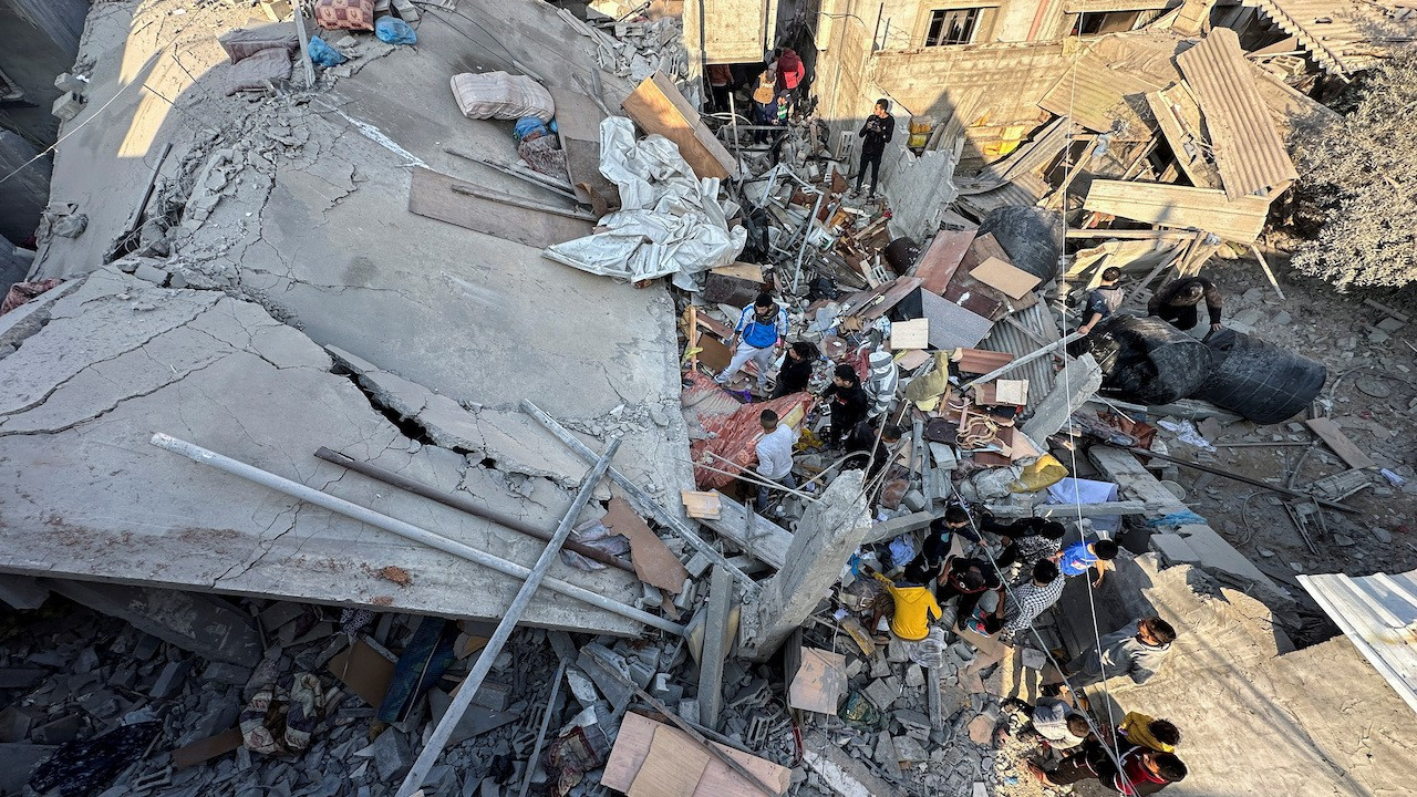 Gazze'de binlerce Filistinli enkaz altında