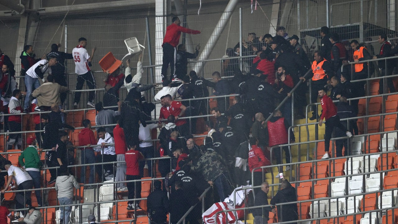 Adana Demirsporlular Samsunspor tribününe girdi, taraftarlar arasında kavga çıktı