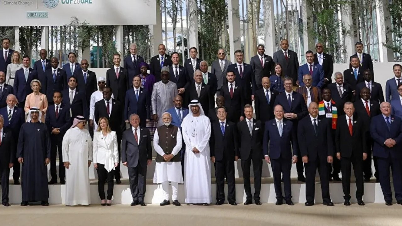 Davutoğlu'dan COP28 fotoğrafına tepki: Müslüman liderlere yakışır mı?
