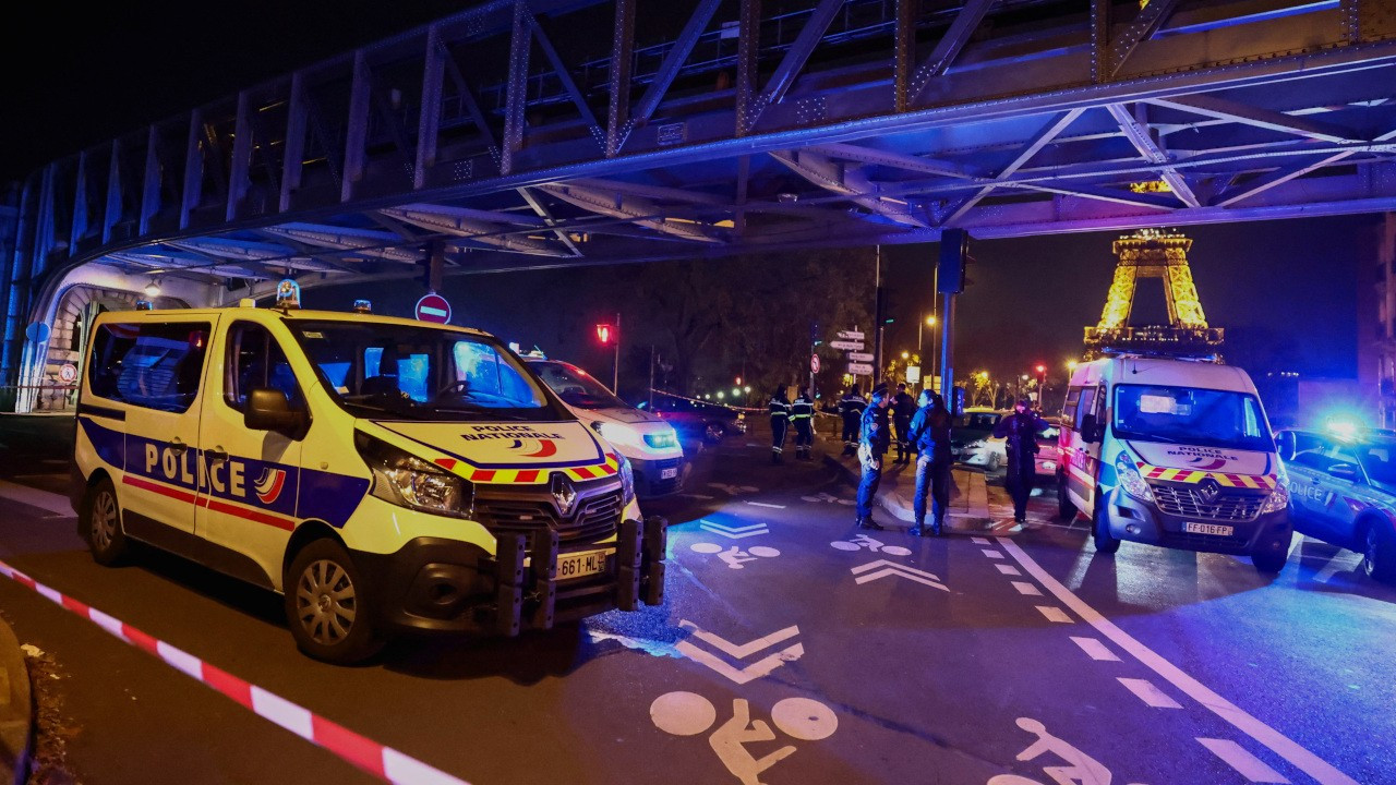 Paris'te çekiçli ve bıçaklı saldırı: 1 ölü, 2 yaralı