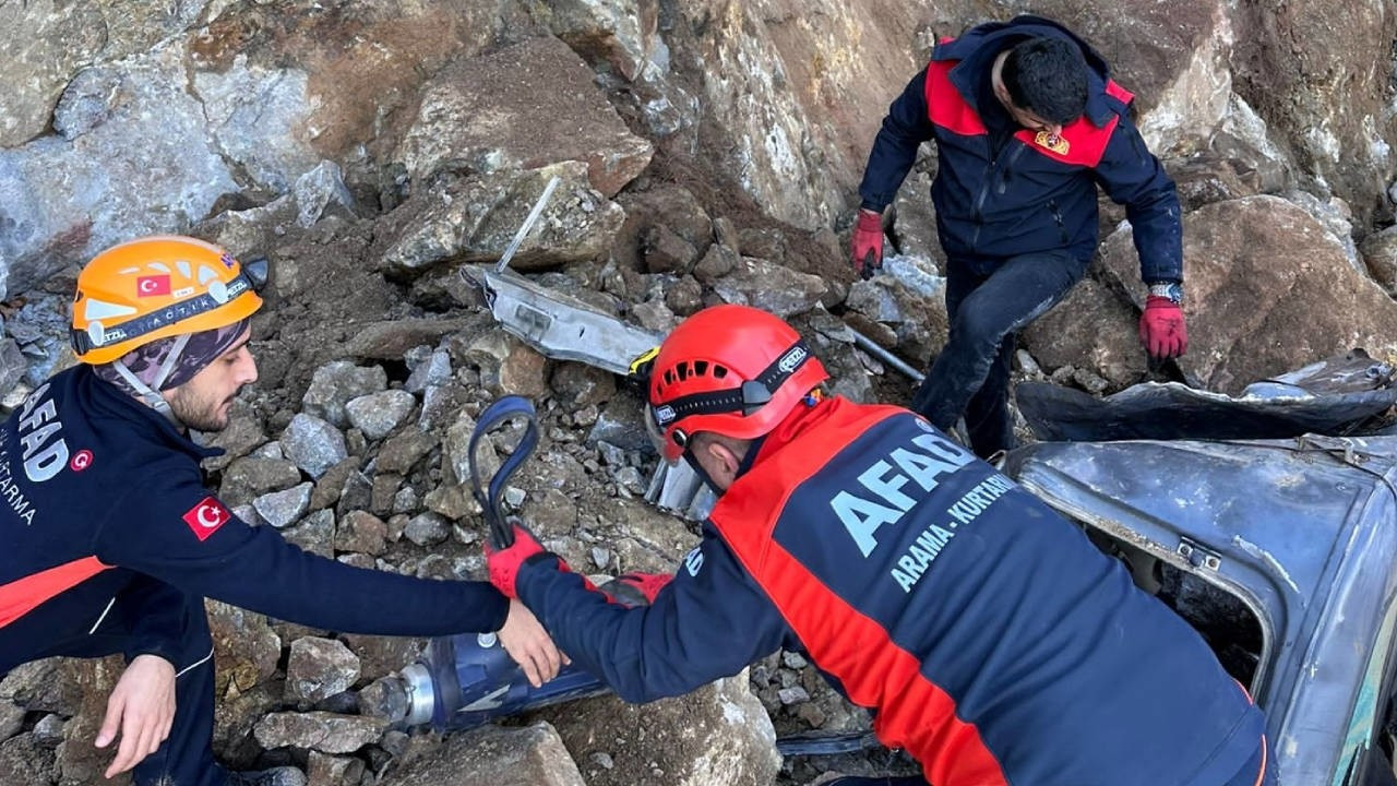 İş makinesi operatörlüğü yaparken üstüne kaya düşen AK Parti belediye meclis üyesi hayatını kaybetti