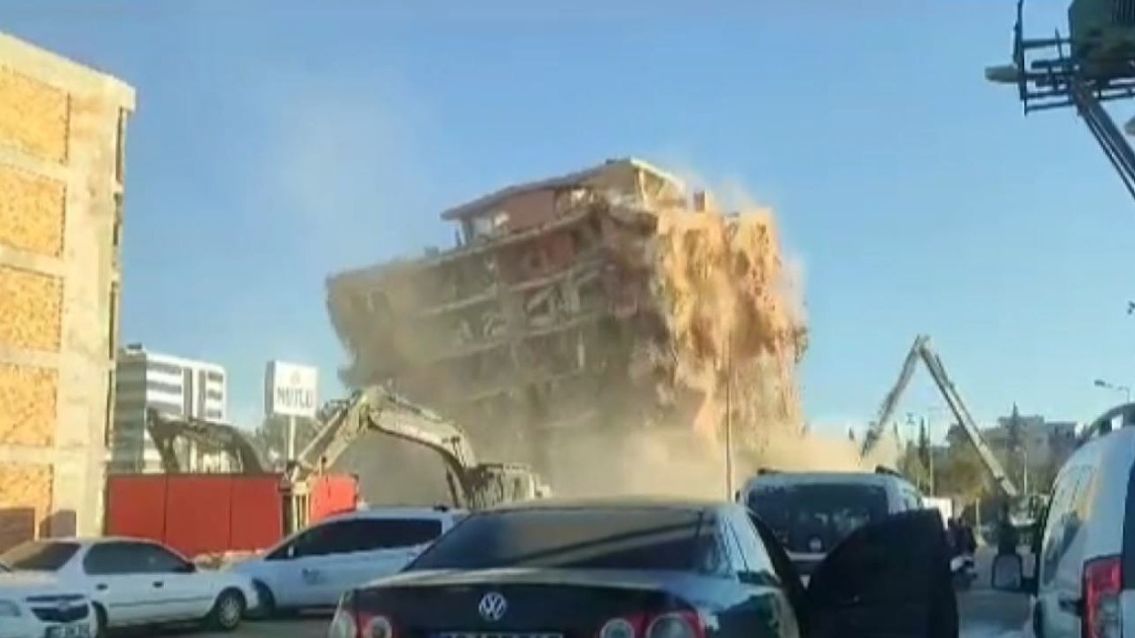 Depremde ağır hasar almıştı: 8 katlı bina yıkıldı