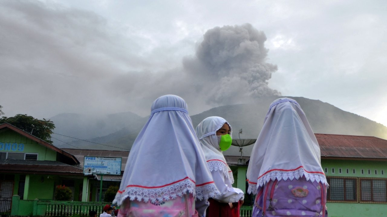 Endonezya'da yanardağ patladı: 11 dağcının cesedine ulaşıldı