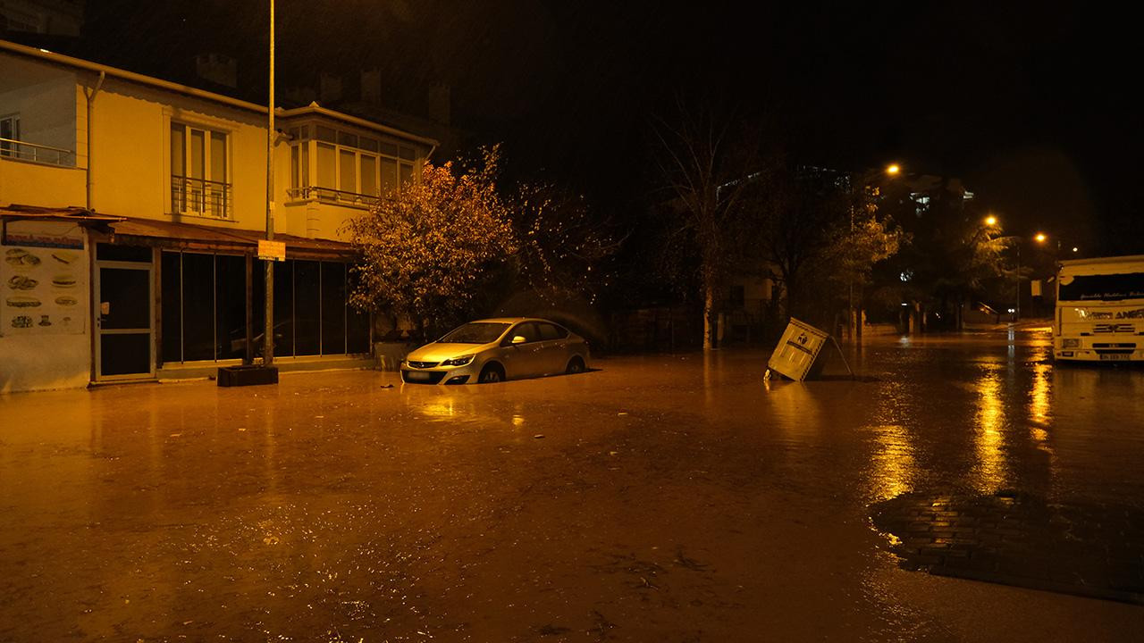 Kırklareli'nde sağanak: Evleri su bastı, araçlar yolda kaldı