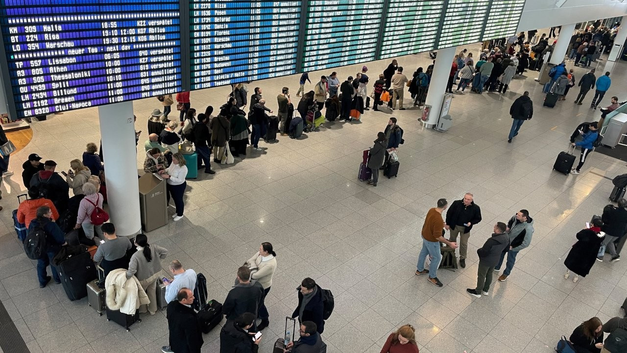 Münih'te ulaşıma kar engeli: Uçuşlar iptal edildi