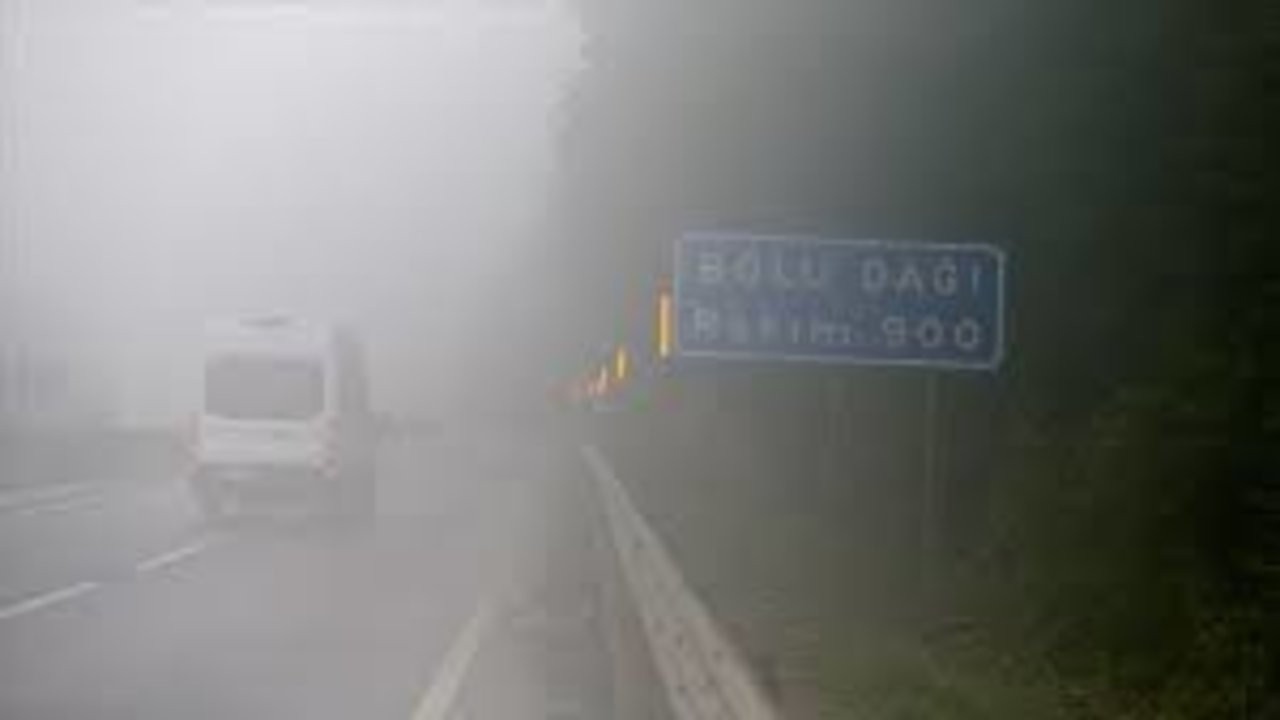 Bolu Dağı'nda sis görüş mesafesini azaltıyor
