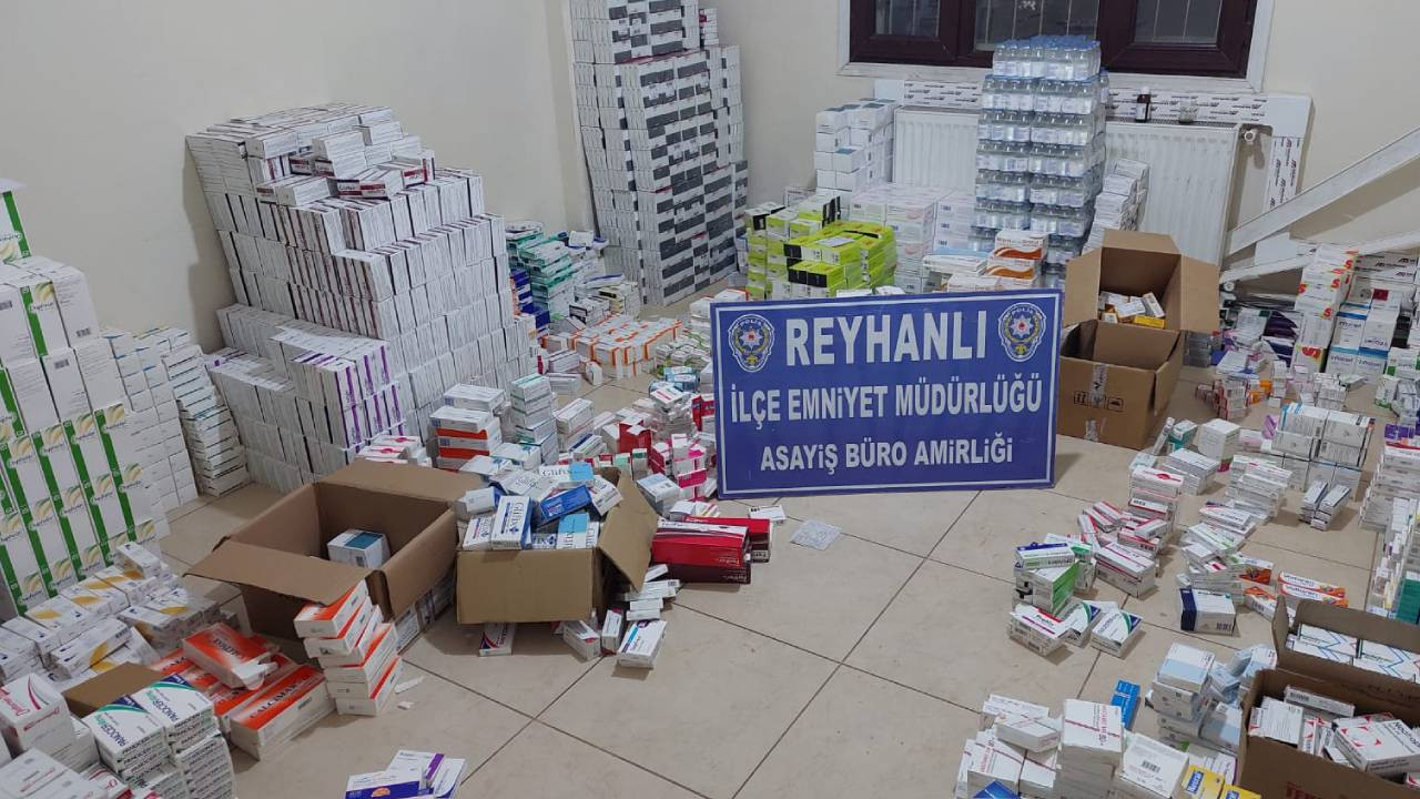 Deprem bölgesi Hatay'da stoklanan 10 bin kutu ilaç bulundu