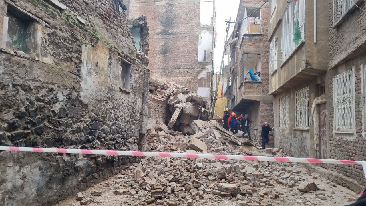 Diyarbakır’da 5 katlı ağır hasarlı bina çöktü