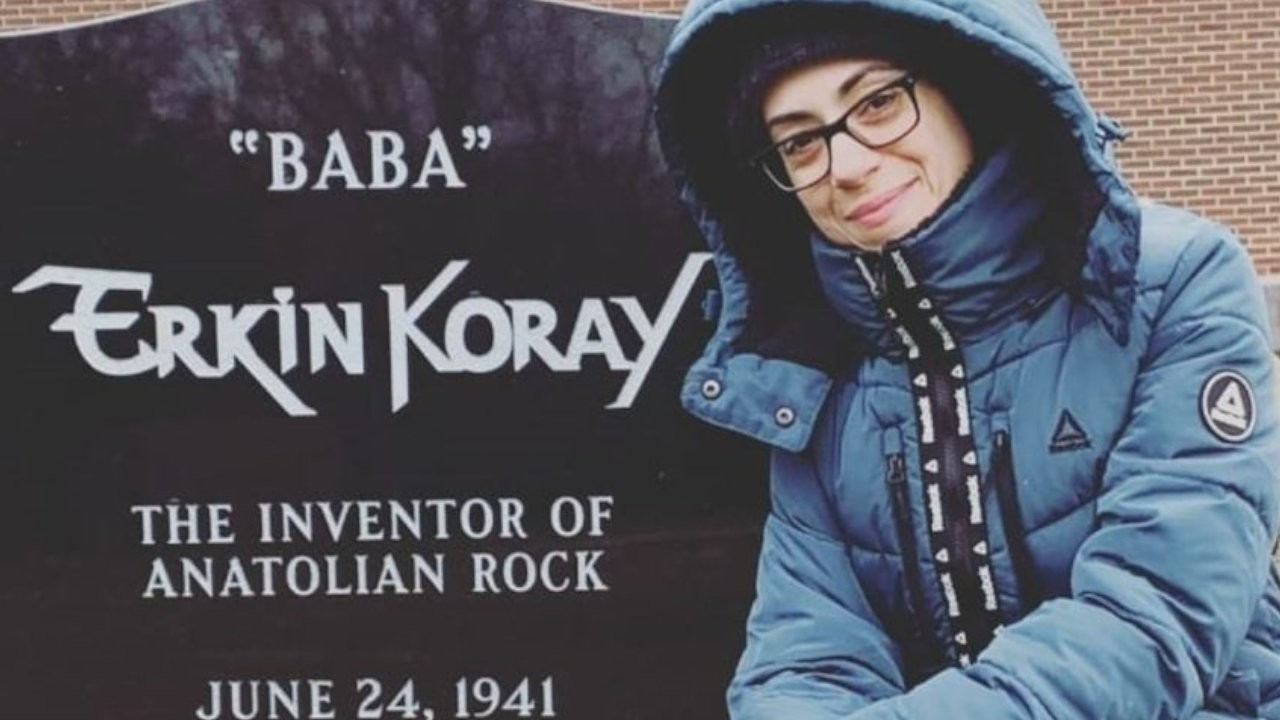 Damla Koray, Erkin Koray'ın 'Baba' yazılı mezar taşını paylaştı