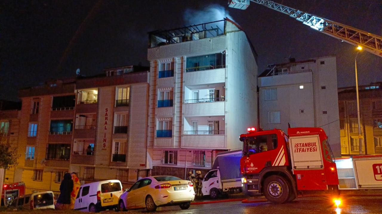 Esenyurt'ta 5 katlı binada yangın