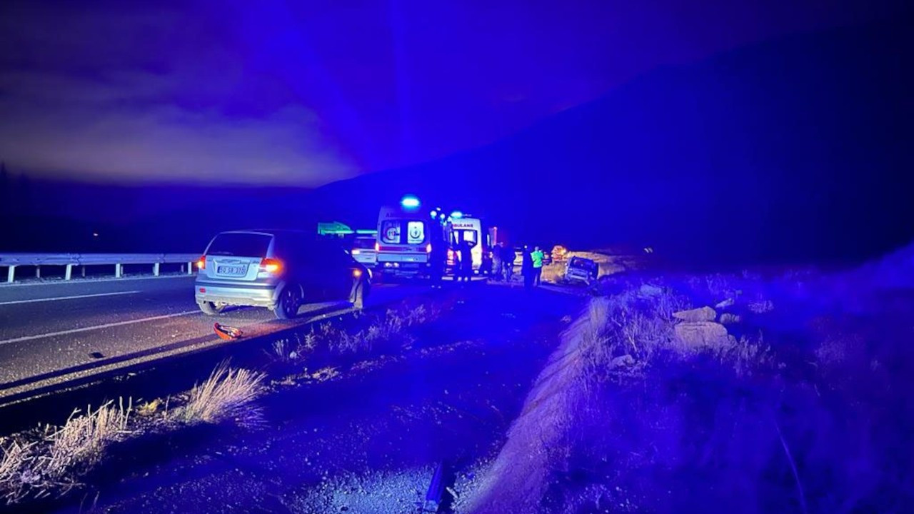 Kaza yapan sürücüye yardım etmek isteyen 2 kişi, başka bir aracın çarpmasıyla öldü