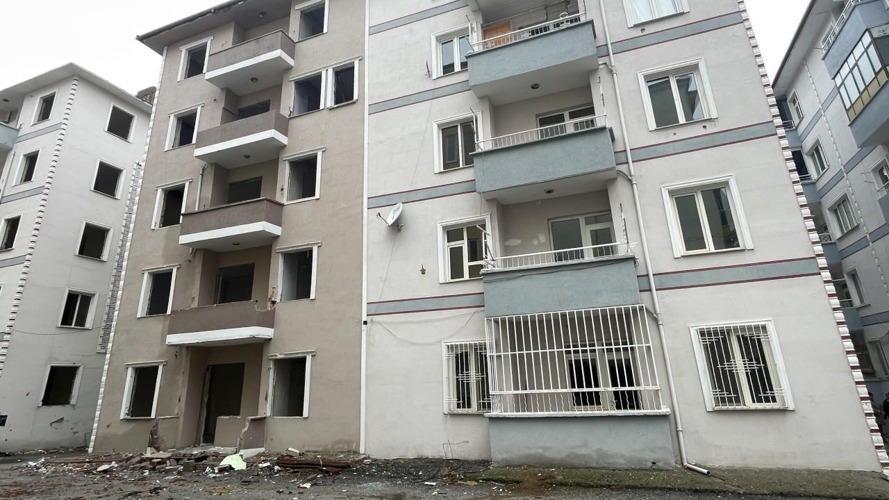 Malatya'da orta hasarlı binanın duvarını delen hırsızlar 10 daireyi soydu