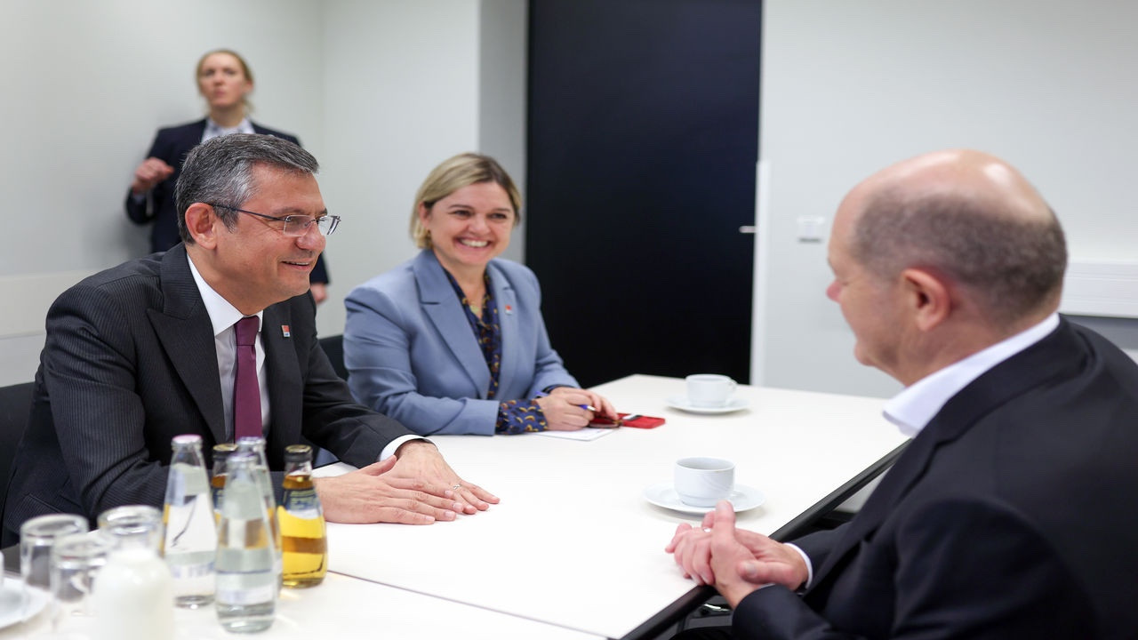 CHP Genel Başkanı Özgür Özel Almanya Başbakanı Olaf Scholz ile görüştü