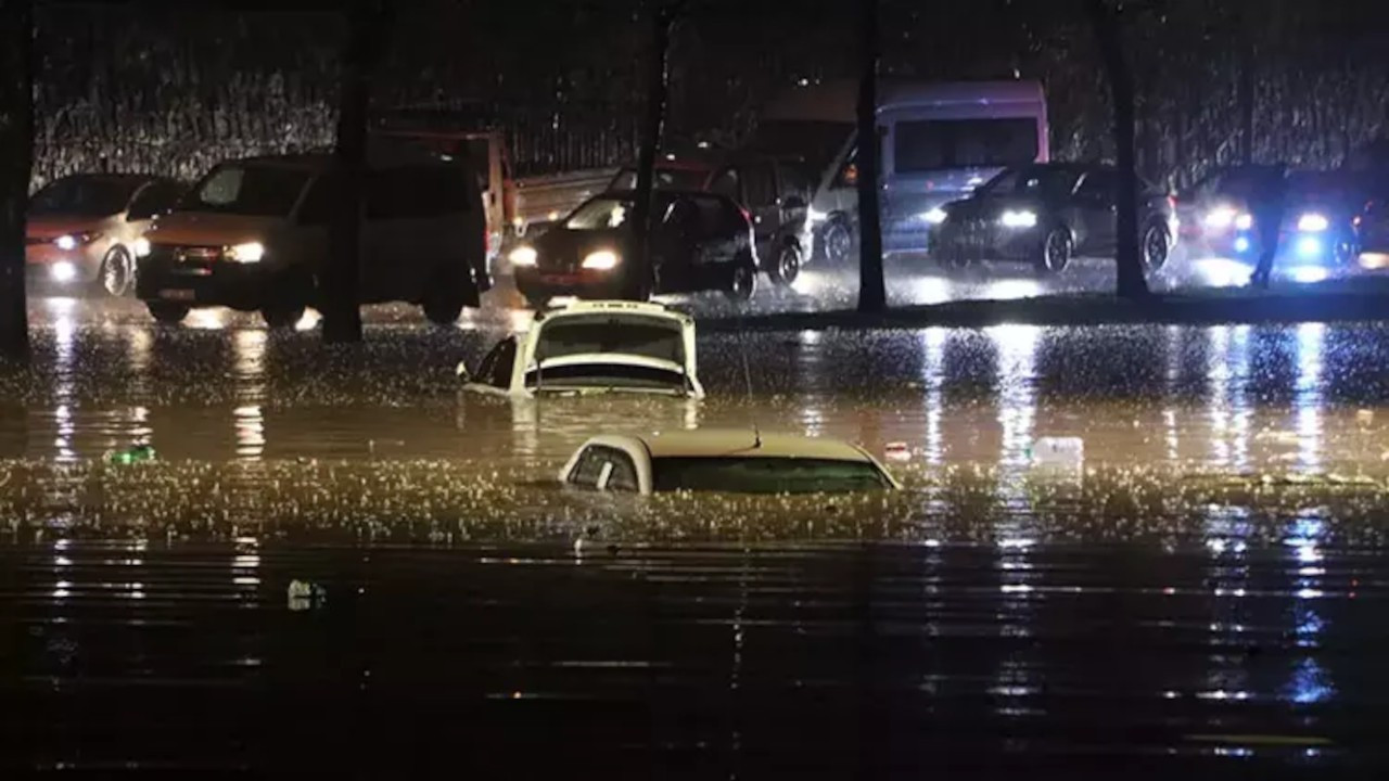 Antep'te sağanak: Cadde ve sokaklar suyla doldu