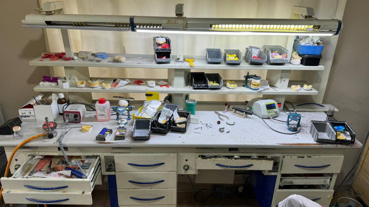Adana'da kaçak diş laboratuvarına operasyon