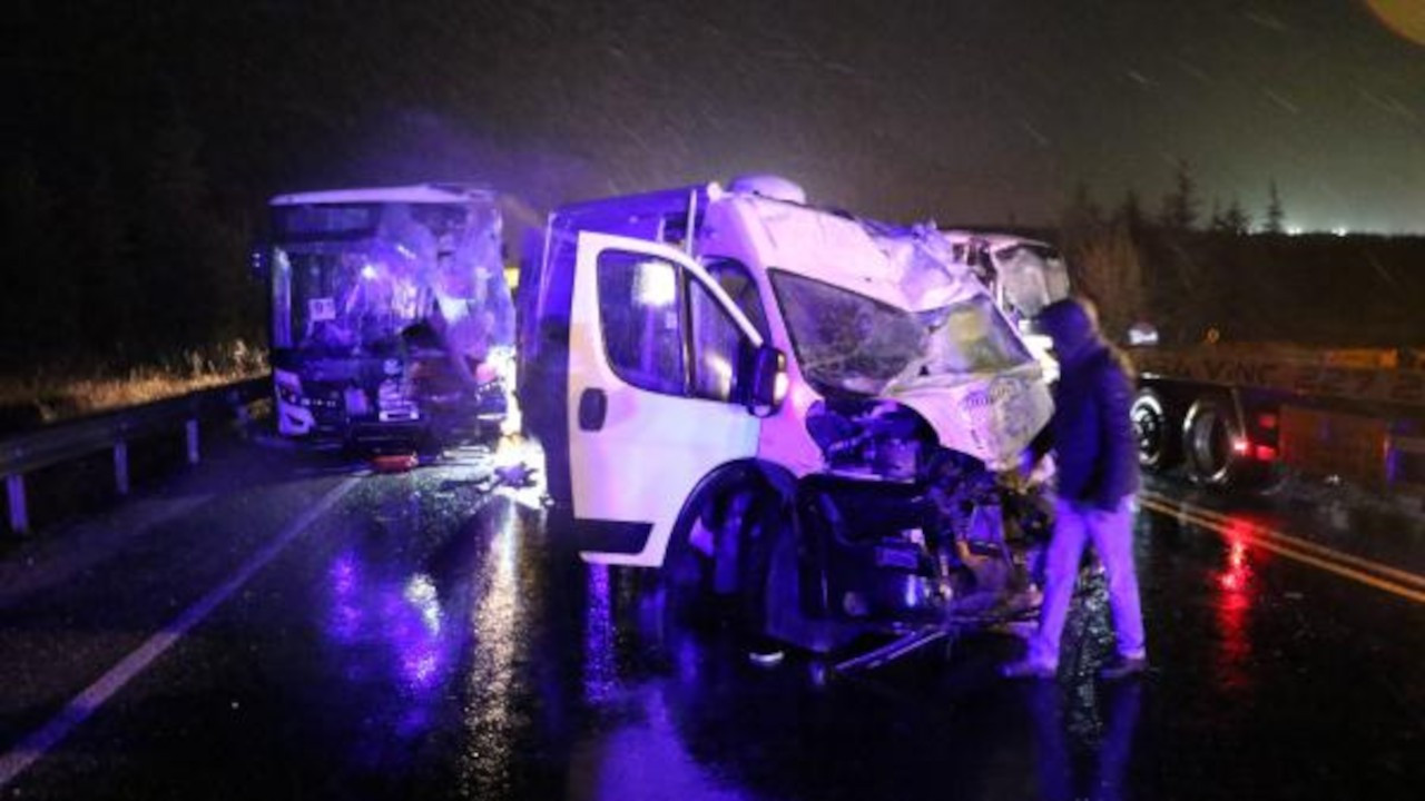 İki otobüs ve bir karavan çarpıştı: 14 yaralı