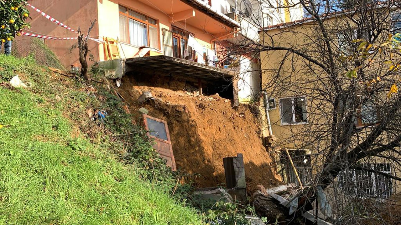 Sarıyer'de istinat duvarı çöktü, evde hasar oluştu