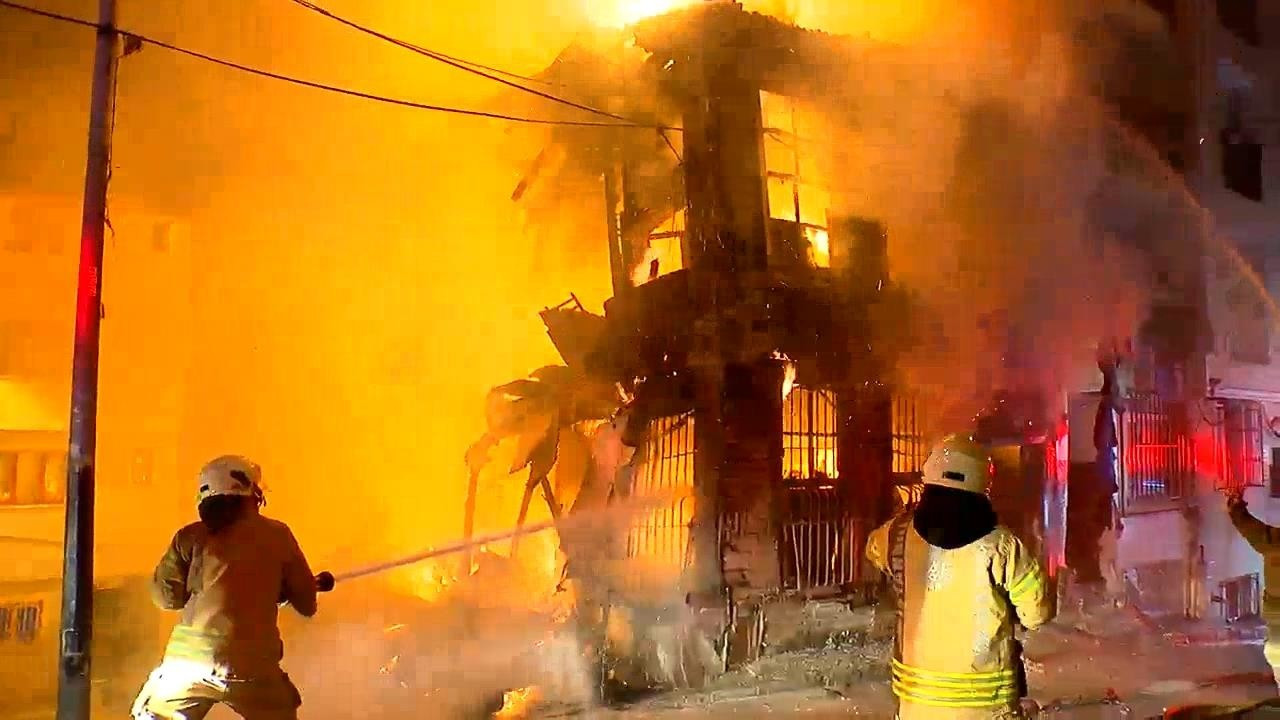 Beyoğlu'nda iki katlı ahşap binada yangın: 1 ölü