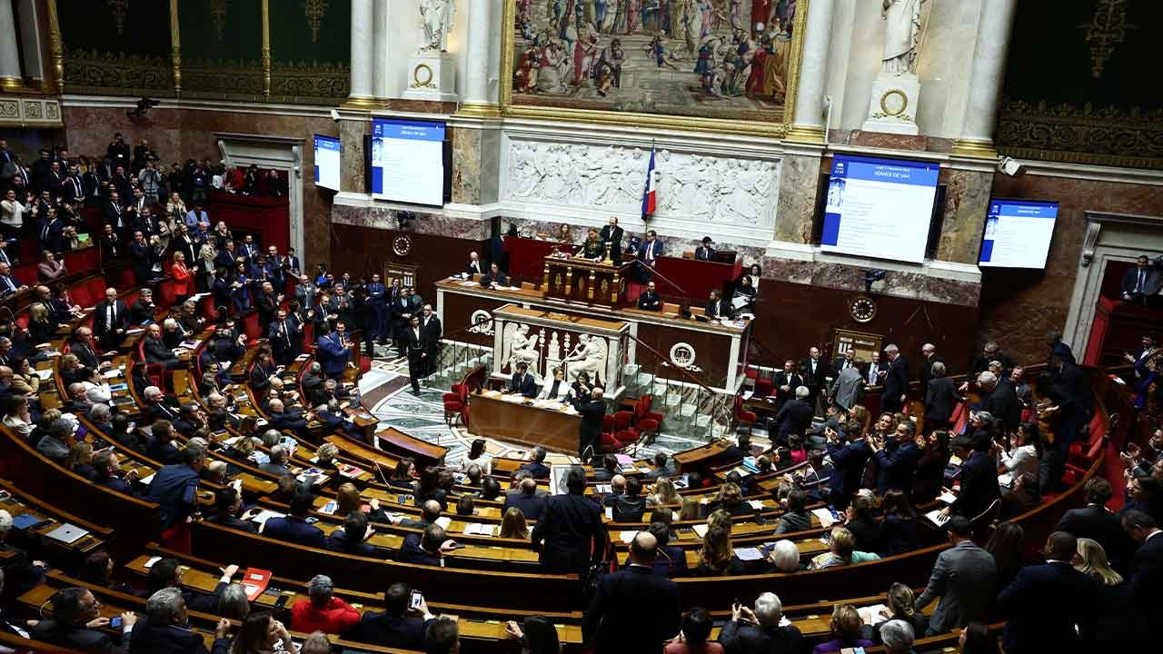 Fransa'da hükümetin tartışmalı göç yasasına meclisten ret