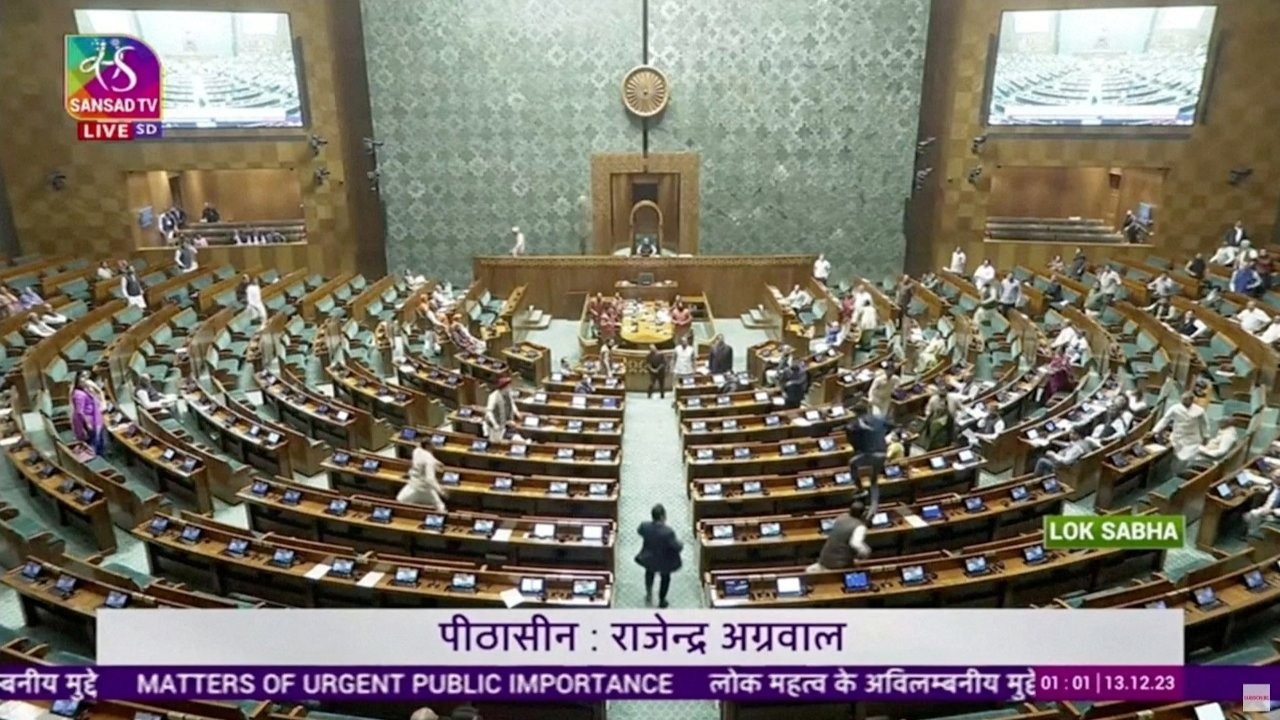 Meclise giren saldırganlar renkli duman saçtı: İşsizliği protesto etmek istemişler